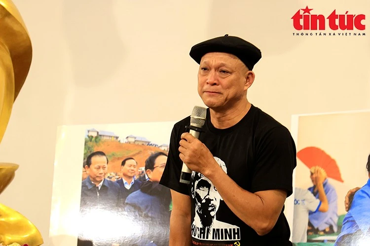 Nghệ sĩ nhiếp ảnh Nguyễn Á xúc động chia sẻ về hành trình làm quyển sách ảnh Vươn lên thôn Làng Nủ với mong muốn truyền tải thông điệp về tình yêu thương và sự sẻ chia.