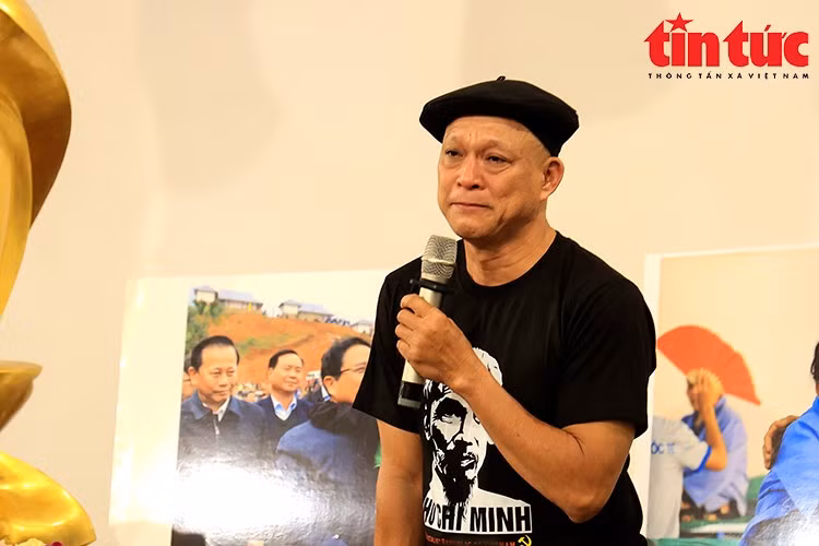 Nghệ sĩ nhiếp ảnh Nguyễn Á xúc động chia sẻ về hành trình làm quyển sách ảnh Vươn lên thôn Làng Nủ với mong muốn truyền tải thông điệp về tình yêu thương và sự sẻ chia.