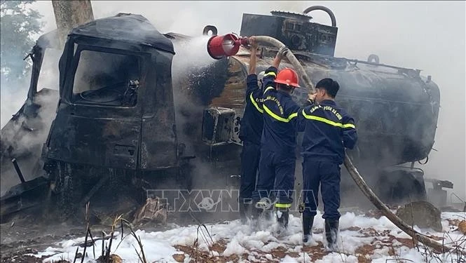 Lực lượng cứu hỏa có mặt tại hiện trường để dập tắt đám cháy. Ảnh: Đinh Thùy/TTXVN