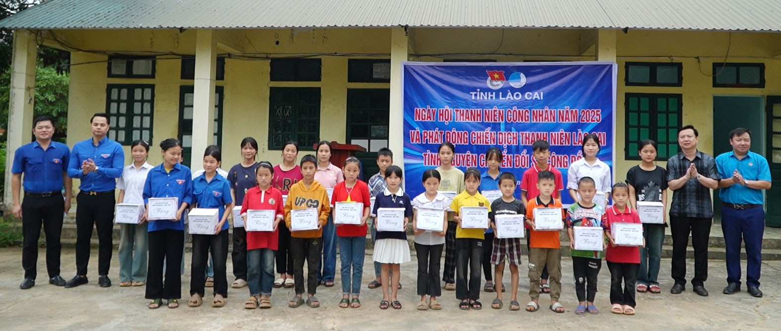 Tặng quà học sinh xã Xuân Thượng có hoàn cảnh khó khăn vươn lên trong học tập nhân ngày Quốc tế Thiếu nhi. b3.jpg