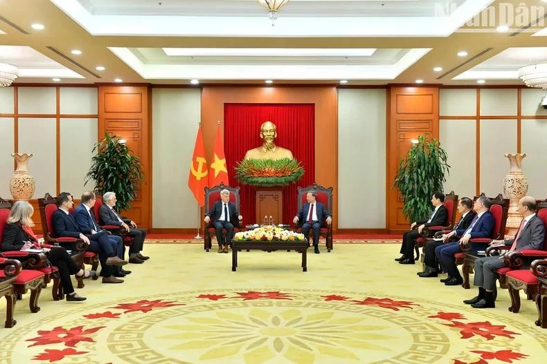 Quang cảnh buổi tiếp Bí thư toàn quốc Đảng Cộng sản Pháp Fabiel Roussel tại Trụ sở Trung ương Đảng. (Ảnh: ĐĂNG KHOA)