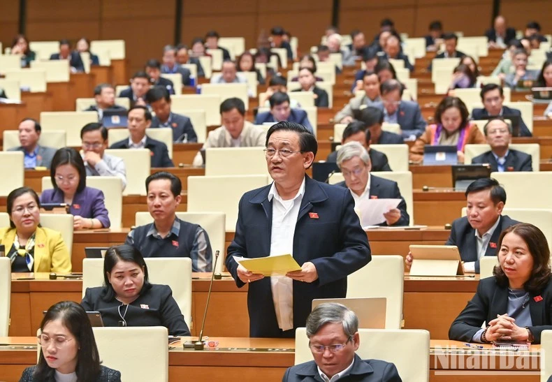 Đại biểu Trần Quốc Tuấn - Đoàn Trà Vinh phát biểu. (Ảnh: DUY LINH)