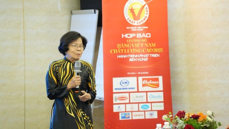 Bà Vũ Kim Hạnh, Chủ tịch Hội Doanh nghiệp hàng Việt Nam chất lượng cao phát biểu tại buổi họp báo. Bà Vũ Kim Hạnh, Chủ tịch Hội Doanh nghiệp hàng Việt Nam chất lượng cao phát biểu tại buổi họp báo.