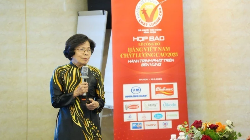 Bà Vũ Kim Hạnh, Chủ tịch Hội Doanh nghiệp hàng Việt Nam chất lượng cao phát biểu tại buổi họp báo.