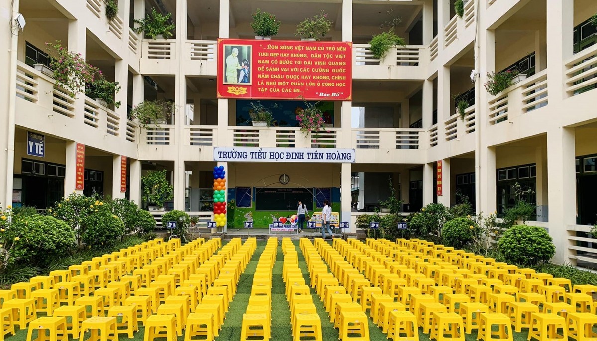 Đình chỉ công tác với cô N.T.V giáo viên chủ nhiệm lớp 4B, trường Tiểu học Đinh Tiên Hoàng (TP. Ninh Bình, tỉnh Ninh Bình). Đình chỉ công tác với cô N.T.V giáo viên chủ nhiệm lớp 4B, trường Tiểu học Đinh Tiên Hoàng (TP. Ninh Bình, tỉnh Ninh Bình).