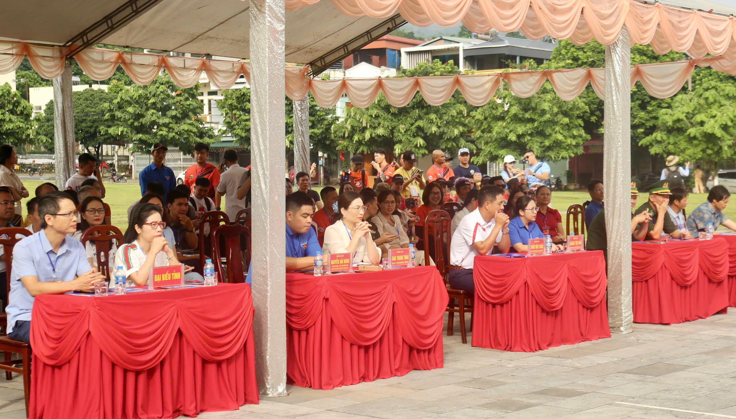 Đại biểu dự lễ khai mạc. d1918844ccee68b031ff.jpg