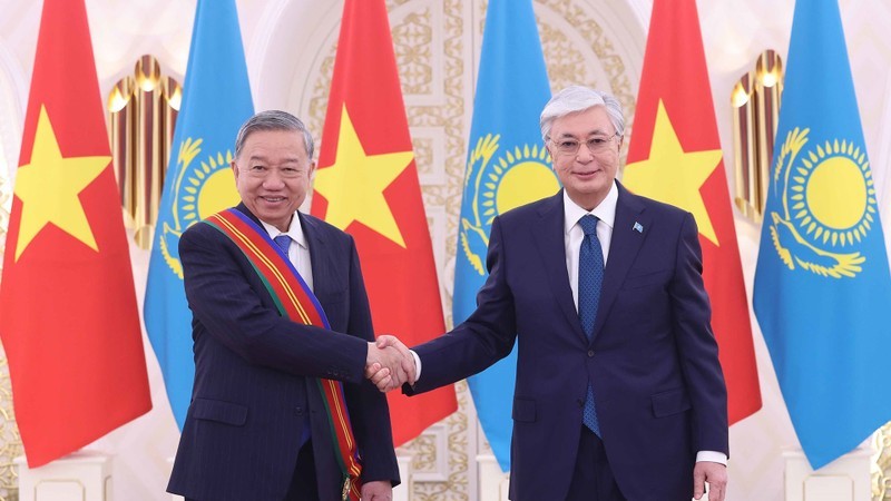 Tổng thống Kassym-Jomart Tokayev trao Huân chương Hữu nghị hạng Nhất của Kazakhstan tặng Tổng Bí thư Tô Lâm. (Ảnh: TTXVN) Tổng thống Kassym-Jomart Tokayev trao Huân chương Hữu nghị hạng Nhất của Kazakhstan tặng Tổng Bí thư Tô Lâm. (Ảnh: TTXVN)