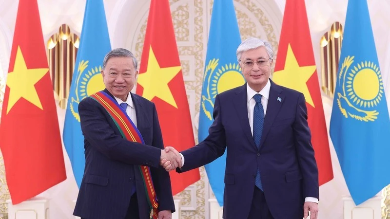 Tổng thống Kassym-Jomart Tokayev trao Huân chương Hữu nghị hạng Nhất của Kazakhstan tặng Tổng Bí thư Tô Lâm. (Ảnh: TTXVN)