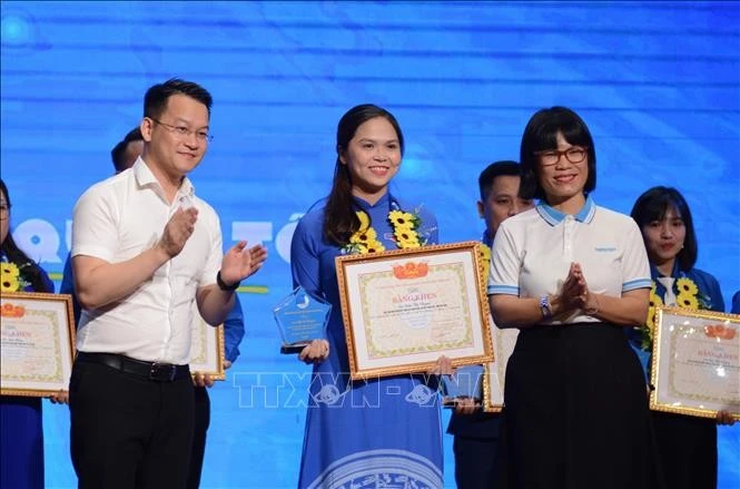 Trao giải thưởng “15 tháng 10” cho các thanh niên tiêu biểu.