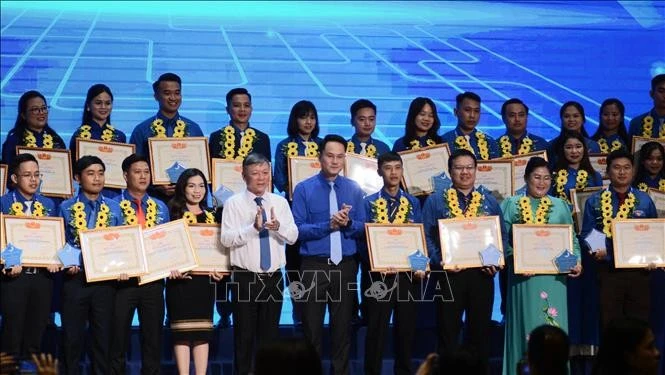 Trao giải thưởng “15 tháng 10” cho 85 thanh niên tiêu biểu.