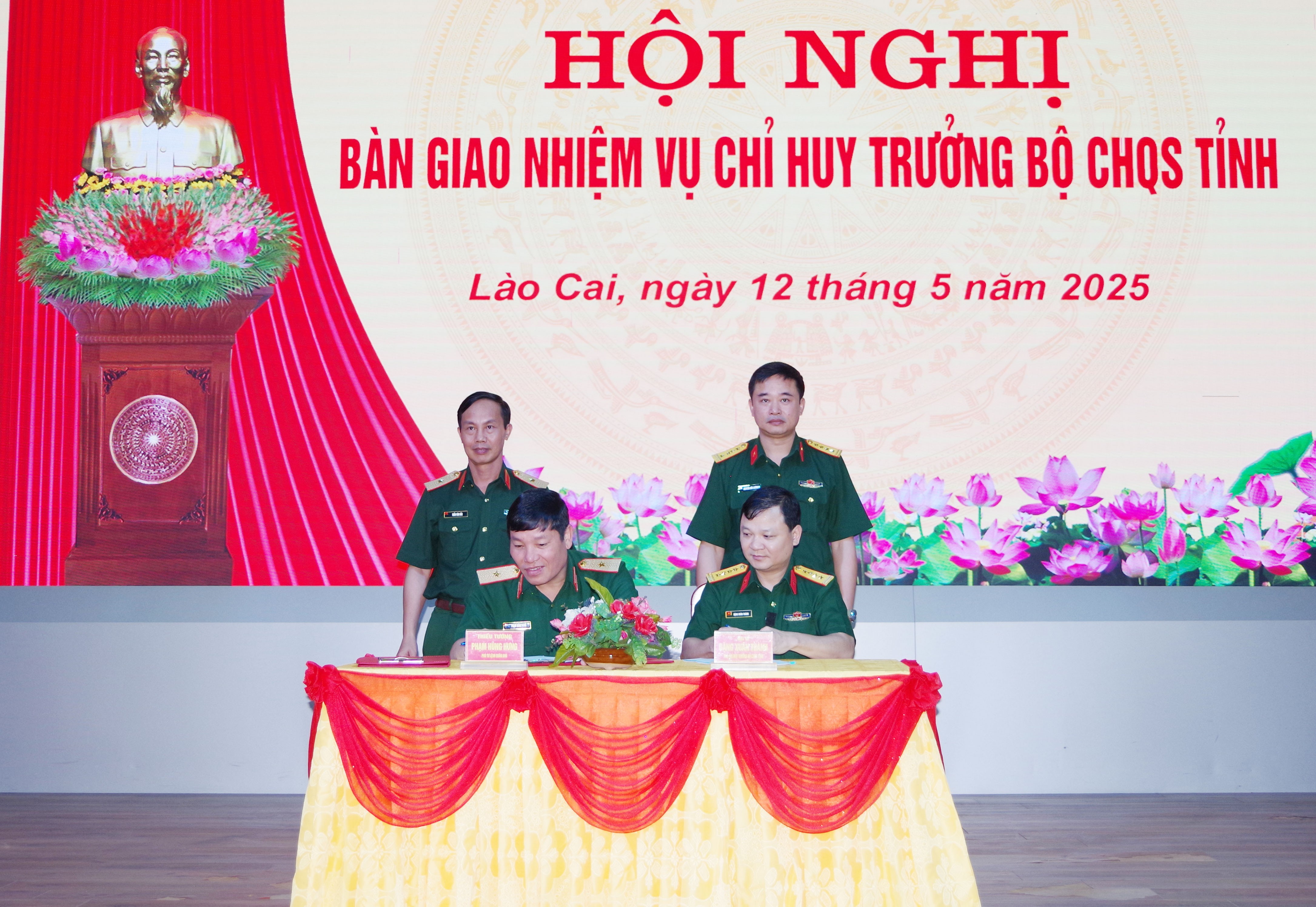 Ký bàn giao, nhận nhiệm vụ. qs0.jpg