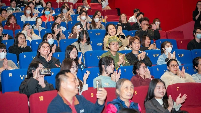 Đông đảo khán giả nhiều thế hệ có mặt trong buổi chiếu ra mắt phim.