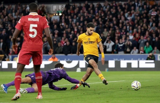 Konate ngỡ ngàng nhìn Ait-Nouri gỡ hòa 1-1.