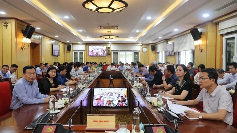 Các đồng chí dự hội nghị.