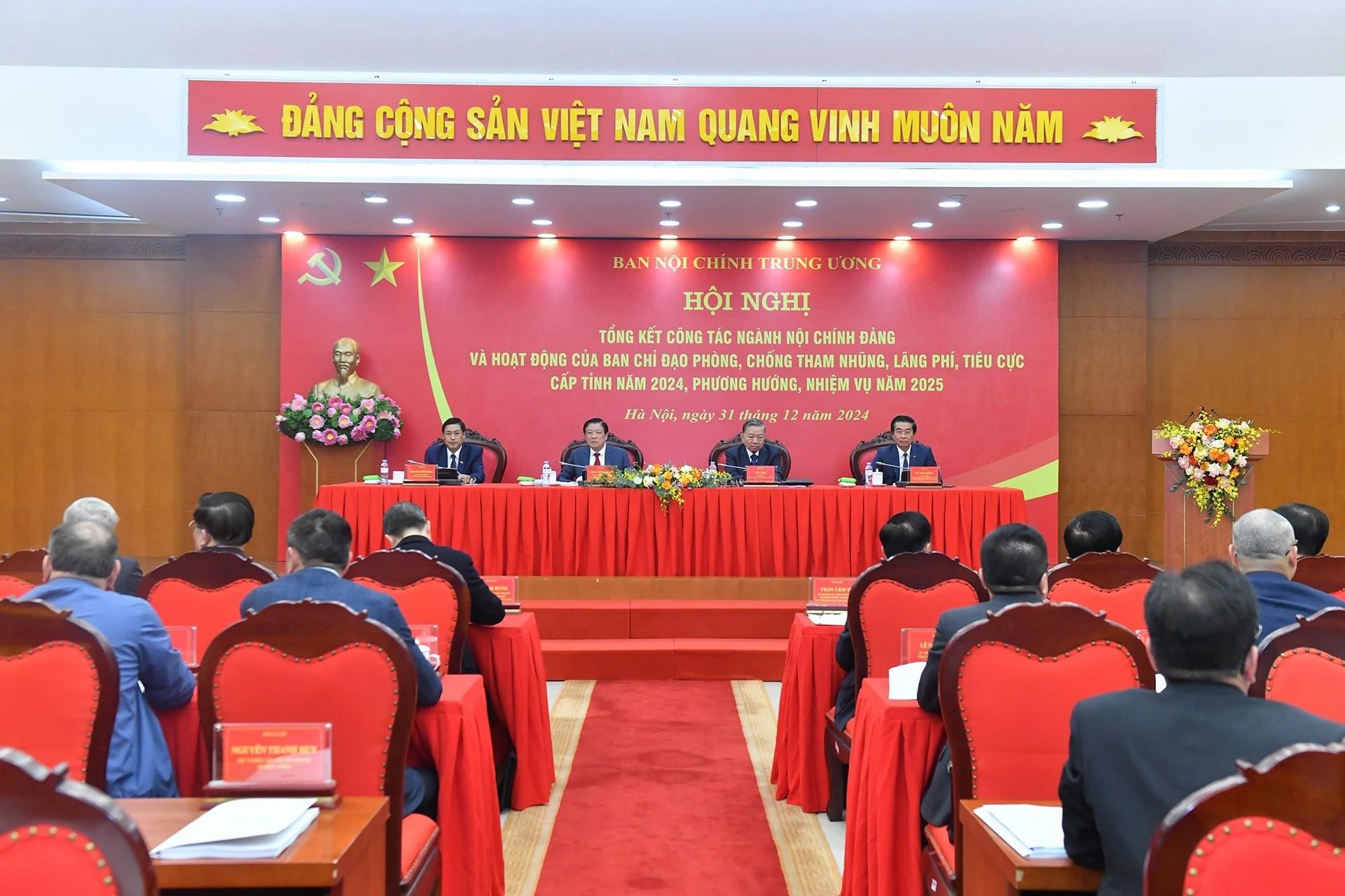 Tổng Bí thư Tô Lâm và các đồng chí lãnh đạo Ban Nội chính Trung ương chủ trì hội nghị. (Ảnh: Báo Nhân Dân)