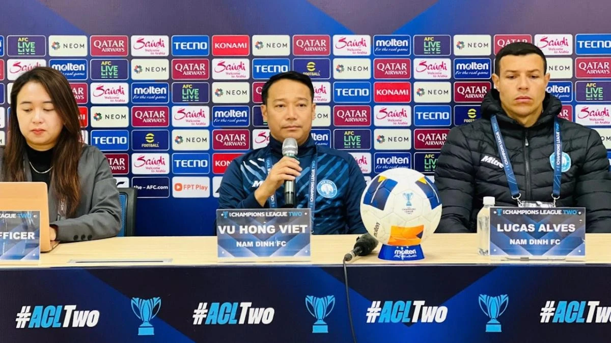 HLV Vũ Hồng Việt quyết tâm giành chiến thắng.