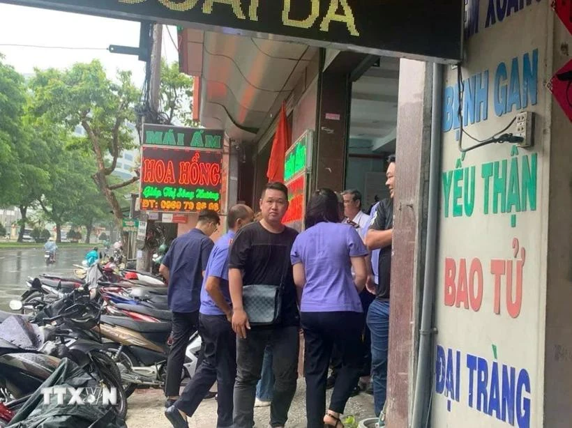 Các lực lượng chức năng kiểm tra Mái ấm Hoa Hồng tại L52 Tô Ký, phường Trung Mỹ Tây, Quận 12 (Thành phố Hồ Chí Minh) vào sáng 4/9. (Ảnh: TTXVN)