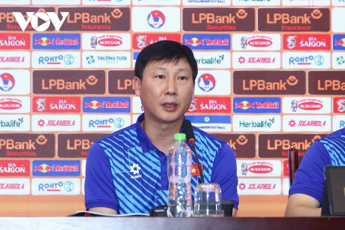 HLV Kim Sang Sik trong buổi họp báo trước trận đấu. (Ảnh: Như Đạt).