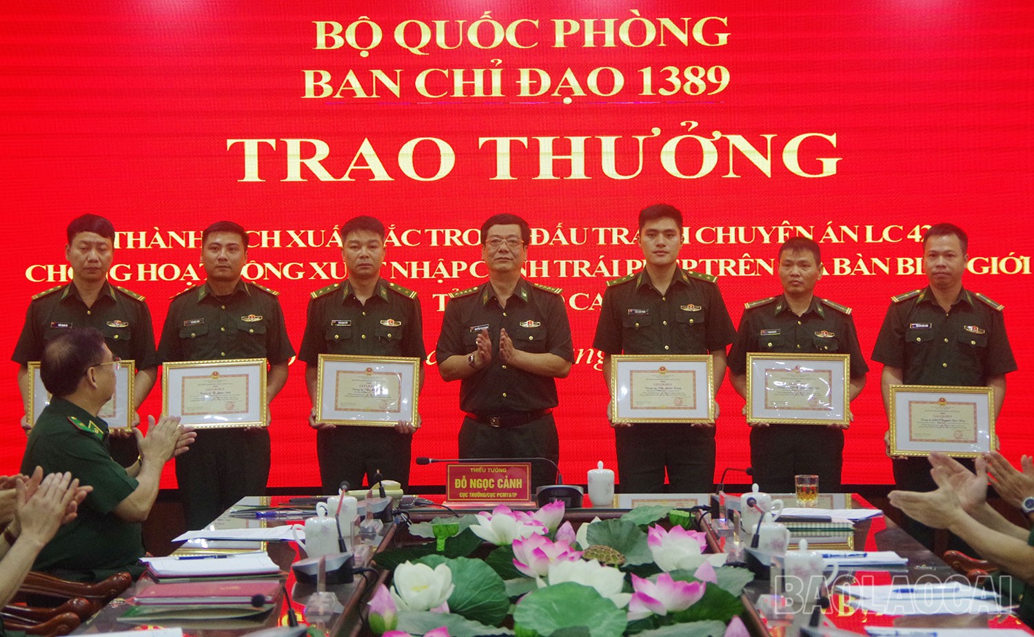 Đại tá Nguyễn Phi Khanh, Chỉ huy trưởng Bộ đội Biên phòng tỉnh tặng Giấy khen cho các tập thể, cá nhân có thành tích trong chuyên án LC425. dt1.jpg