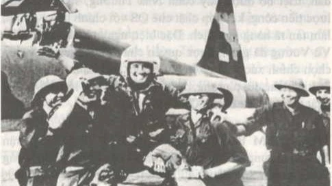 Phi công Nguyễn Thành Trung lái máy bay F-5E hạ cánh tại sân bay Phước Long. (Ảnh: TTXVN)