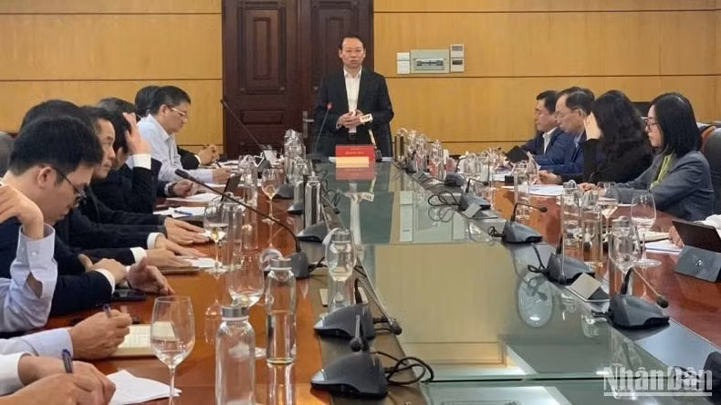 Bộ trưởng Nông nghiệp và Môi trường Đỗ Đức Duy chủ trì cuộc họp về tình hình sản xuất và tiêu thụ lúa gạo Đồng bằng sông Cửu Long.