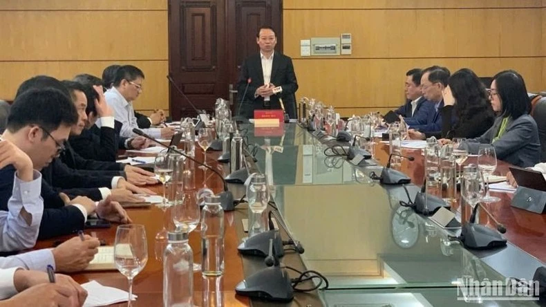 Bộ trưởng Nông nghiệp và Môi trường Đỗ Đức Duy chủ trì cuộc họp về tình hình sản xuất và tiêu thụ lúa gạo Đồng bằng sông Cửu Long.