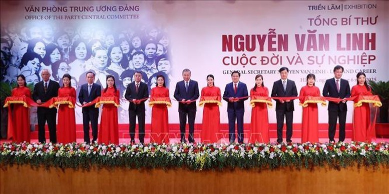 Tổng Bí thư Tô Lâm và các đại biểu cắt băng khai mạc Triển lãm "Tổng Bí thư Nguyễn Văn Linh - Cuộc đời và sự nghiệp" - Ảnh: TTXVN Tổng Bí thư Tô Lâm dự khai mạc Triển lãm 'Tổng Bí thư Nguyễn Văn Linh - Cuộc đời và sự nghiệp'- Ảnh 1.