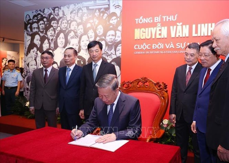 Tổng Bí thư Tô Lâm ghi Sổ cảm tưởng tại Triển lãm "Tổng Bí thư Nguyễn Văn Linh - Cuộc đời và sự nghiệp" - Ảnh: TTXVN Tổng Bí thư Tô Lâm dự khai mạc Triển lãm 'Tổng Bí thư Nguyễn Văn Linh - Cuộc đời và sự nghiệp'- Ảnh 4.