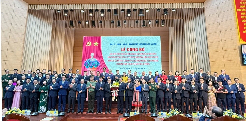 Đồng chí Trần Lưu Quang, Bí thư Trung ương Đảng, Trưởng Ban Chính sách, Chiến lược Trung ương tặng hoa chúc mừng Ban Chấp hành Đảng bộ tỉnh Lào Cai mới, nhiệm kỳ 2020 - 2025.