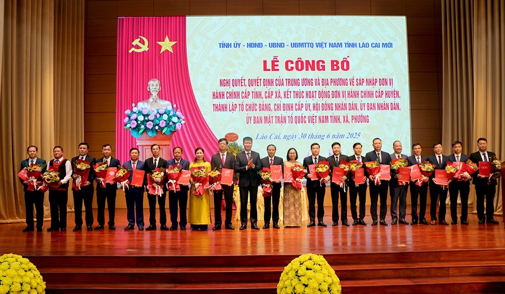 Đồng chí Trần Huy Tuấn, Phó Bí thư Tỉnh ủy, Chủ tịch UBND tỉnh trao Quyết định và tặng hoa chúc mừng các xã.