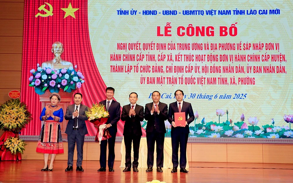 Đồng chí Trần Lưu Quang, Bí thư Trung ương Đảng, Trưởng Ban Chính sách, Chiến lược Trung ương trao Quyết định về sắp xếp đơn vị hành chính cấp tỉnh, việc thành lập Đảng bộ tỉnh Lào Cai, việc chỉ định Ban Chấp hành, Ban Thường vụ, Bí thư, Phó Bí thư Tỉnh ủy Lào Cai, nhiệm kỳ 2020 - 2025 cho các đồng chí trong Thường trực Tỉnh ủy Lào Cai.