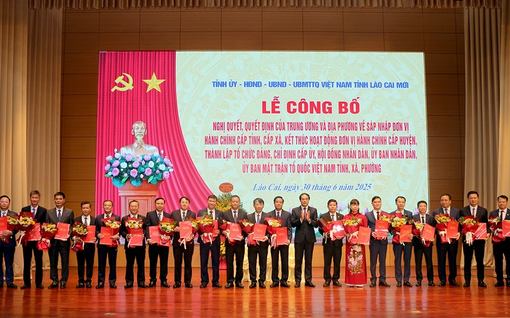 Đồng chí Trịnh Xuân Trường, Bí thư Tỉnh ủy trao Quyết định và tặng hoa chúc mừng các xã, phường.