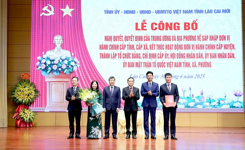 Đồng chí Trần Lưu Quang, Bí thư Trung ương Đảng, Trưởng Ban Chính sách, Chiến lược Trung ương trao Quyết định của Thủ tướng Chính phủ về chỉ định Chủ tịch, Phó Chủ tịch UBND tỉnh Lào Cai.