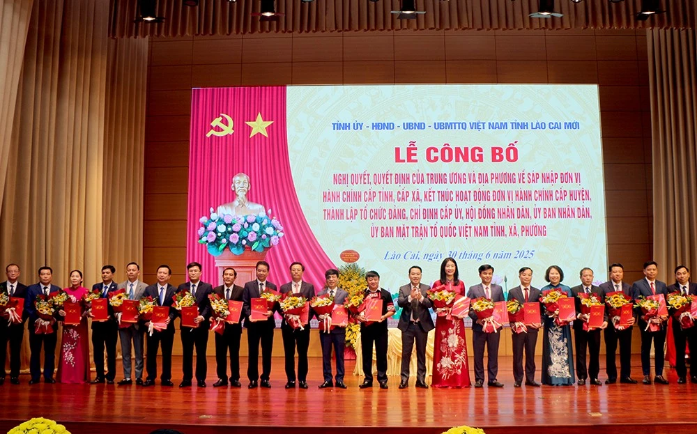 Đồng chí Nguyễn Tuấn Anh, Phó Bí thư Tỉnh ủy trao Quyết định và tặng hoa chúc mừng các xã.