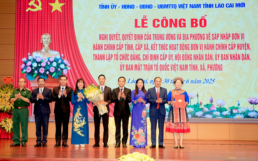 Đồng chí Trần Lưu Quang, Bí thư Trung ương Đảng, Trưởng Ban Chính sách, Chiến lược Trung ương trao Quyết định của Ủy ban Trung ương MTTQ Việt Nam thành lập Ủy ban MTTQ Việt Nam tỉnh Lào Cai. Đồng chí Trần Lưu Quang, Bí thư Trung ương Đảng, Trưởng Ban Chính sách, Chiến lược Trung ương trao Quyết định của Ủy ban Trung ương MTTQ Việt Nam thành lập Ủy ban MTTQ Việt Nam tỉnh Lào Cai.
