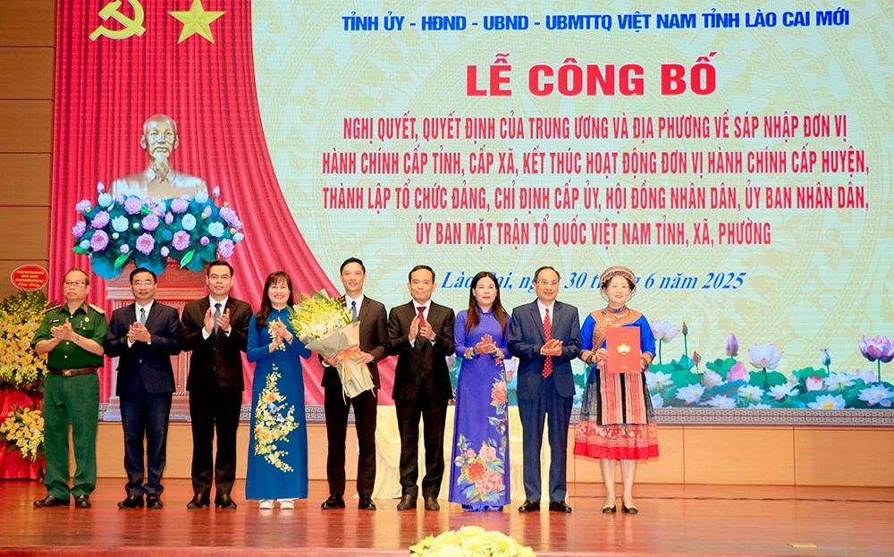 Đồng chí Trần Lưu Quang, Bí thư Trung ương Đảng, Trưởng Ban Chính sách, Chiến lược Trung ương trao Quyết định của Ủy ban Trung ương MTTQ Việt Nam thành lập Ủy ban MTTQ Việt Nam tỉnh Lào Cai.