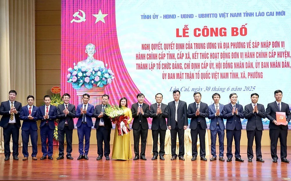 Đồng chí Trần Lưu Quang, Bí thư Trung ương Đảng, Trưởng Ban Chính sách, Chiến lược Trung ương trao Quyết định và tặng hoa chúc mừng các đồng chí Ủy viên Ủy ban Kiểm tra Tỉnh ủy Lào Cai.