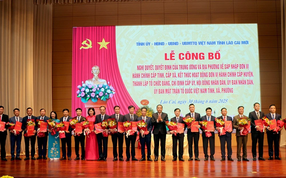 Đồng chí Hoàng Giang, Phó Bí thư Thường trực Tỉnh ủy trao Quyết định và tặng hoa chúc mừng các xã.