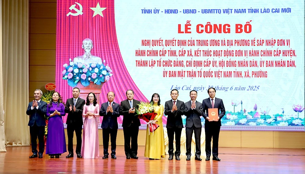 Đồng chí Trần Lưu Quang, Bí thư Trung ương Đảng, Trưởng Ban Chính sách, Chiến lược Trung ương trao Nghị quyết của Ủy ban Thường vụ Quốc hội về việc chỉ định Chủ tịch, Phó Chủ tịch HĐND, Trưởng các ban của HĐND tỉnh, thành phố, Trưởng Đoàn, Phó Trưởng Đoàn đại biểu Quốc hội tỉnh Lào Cai.