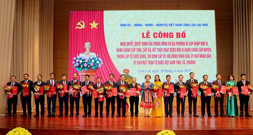 Đồng chí Giàng Thị Dung, Phó Bí thư Tỉnh ủy kiêm Chủ tịch Ủy ban MTTQ Việt Nam tỉnh trao Quyết định và tặng hoa chúc mừng các xã.