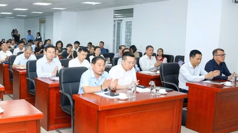 Các thành viên Hội đồng sơ khảo.