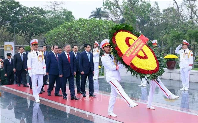 Đoàn đại biểu Lãnh đạo, nguyên Lãnh đạo Đảng, Nhà nước do Tổng Bí thư Tô Lâm dẫn đầu đến đặt vòng hoa tưởng niệm các Anh hùng liệt sĩ. Ảnh: Phạm Kiên/TTXVN