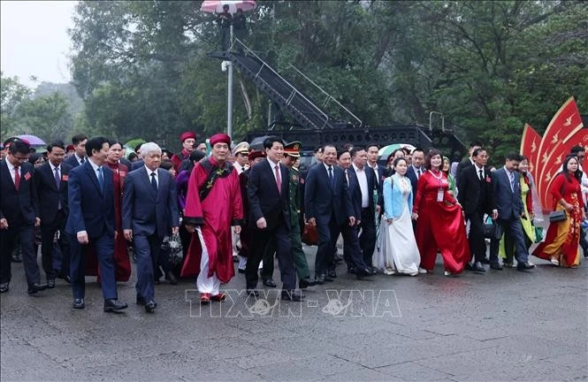 Ủy viên Bộ Chính trị, Chủ tịch nước Lương Cường cùng đoàn đại biểu Trung ương, tỉnh Phú Thọ khởi hành lên núi Nghĩa Lĩnh dâng hương tưởng nhớ các Vua Hùng. Ảnh: Quốc Khánh/TTXVN