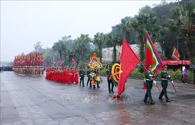 Đoàn dâng hương khởi hành lên núi Nghĩa Lĩnh. Ảnh: Quốc Khánh/TTXVN
