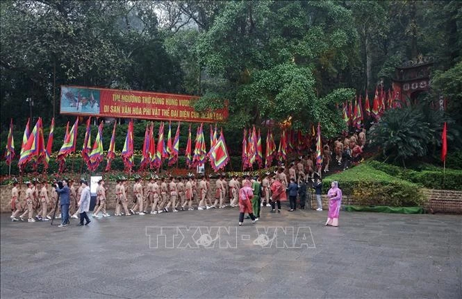 Đoàn dâng hương khởi hành lên núi Nghĩa Lĩnh. Ảnh: Quốc Khánh/TTXVN