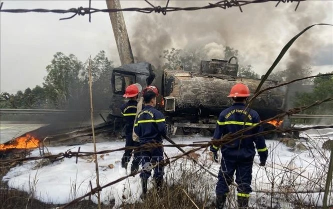 Xe ô tô bị cháy hoàn toàn. Ảnh: Đinh Thùy/TTXVN