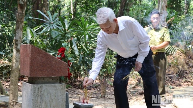 Nguyên Chủ tịch nước Nguyễn Minh Triết thắp hương tại Nghĩa trang liệt sĩ Mã Đà.