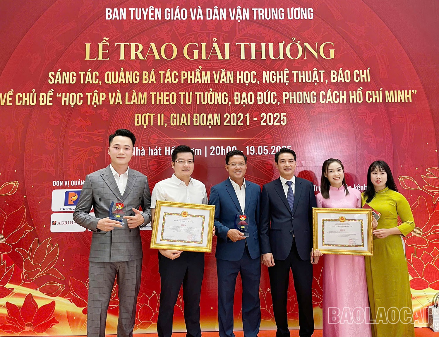 Tỉnh Lào Cai có 2 tác phẩm đoạt giải C và 2 tập thể được khen thưởng có thành tích xuất sắc trong hoạt động quảng bá. 3341.jpg