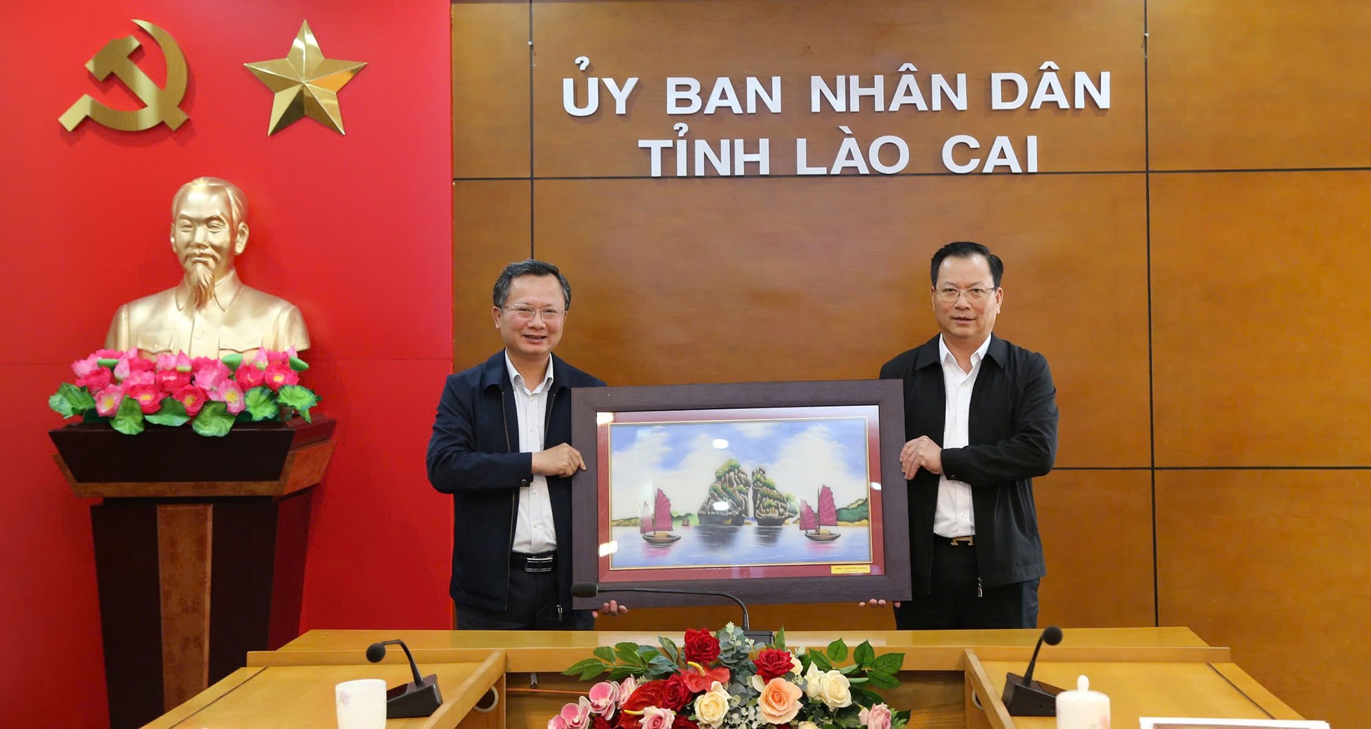 Đoàn công tác tỉnh Quảng Ninh tặng quà lưu niệm tỉnh Lào Cai. qn1.jpg