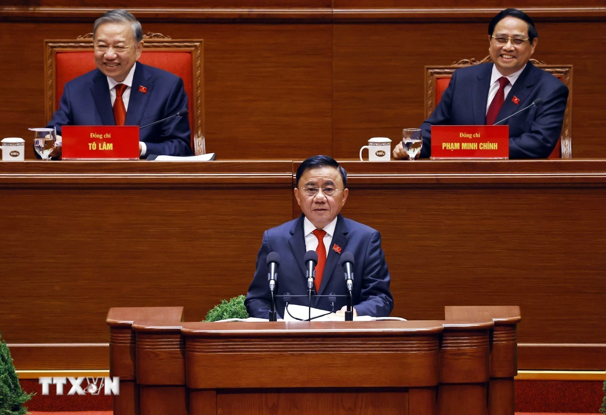 Đồng chí Trần Cẩm Tú, Ủy viên Bộ Chính trị, Thường trực Ban Bí thư trình bày Báo cáo tiếp thu, giải trình của Đoàn Chủ tịch về ý kiến thảo luận của các đại biểu đối với dự thảo các văn kiện và Báo cáo kiểm điểm sự lãnh đạo, chỉ đạo của BCH Trung ương khóa XIII trình Đại hội XIV của Đảng. (Ảnh: TTXVN)